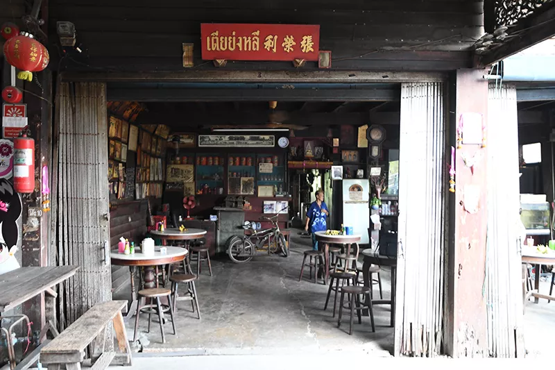 泰國百年咖啡館傳奇：炭焙羅布斯塔與手工滴濾的時光滋味