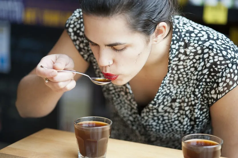 咖啡啜吸技巧全解析：杯測原理與日常飲用實用差異指南