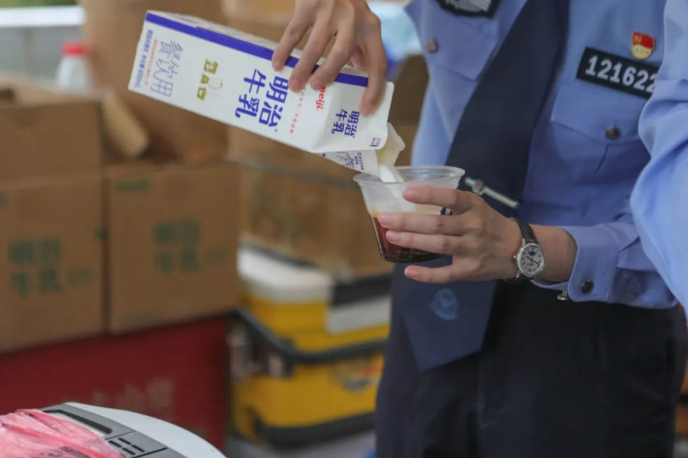 寧波警察擺咖啡攤反詐!警花手沖+年齡別小禮品實戰技巧