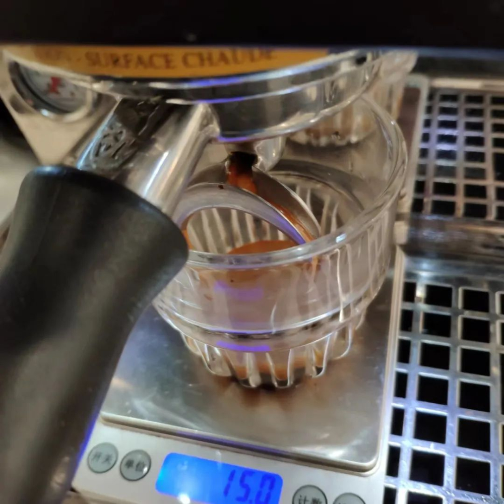 濃縮咖啡杯底黑渣正常嗎？解析細粉穿透與虎斑油脂成因