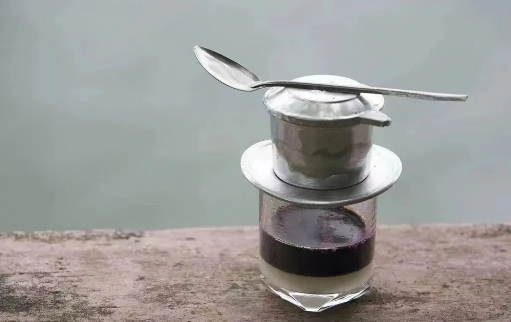 西班牙煉奶咖啡全攻略：Café Bombón與拿鐵配方、口感與起源解析