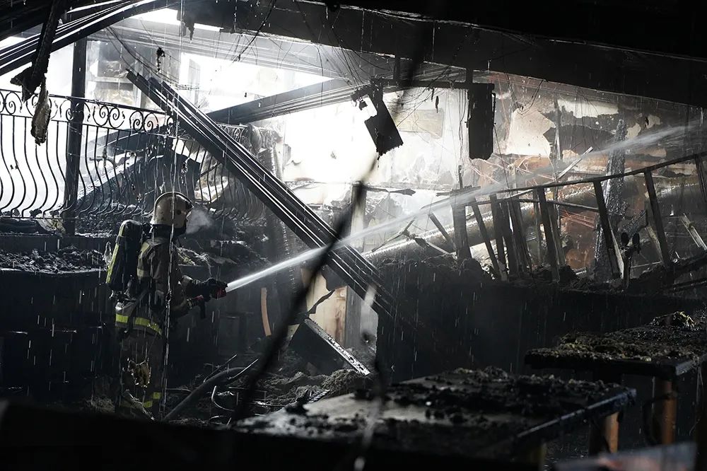 俄羅斯咖啡館深夜大火15死！消防隱患與營運安全必看指南