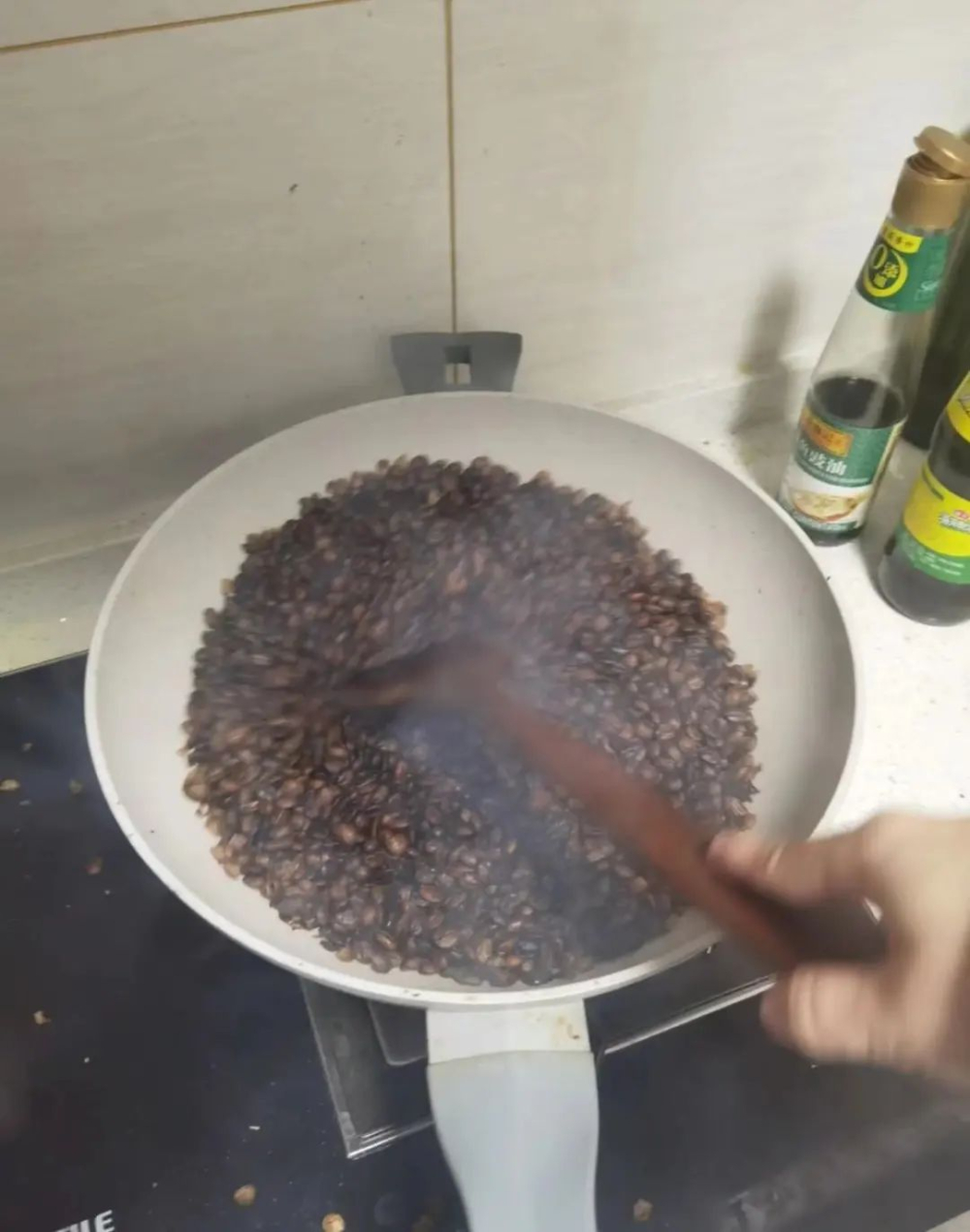 居家烘焙咖啡豆全攻略:從鐵鍋到油炸,實驗解析與風味體驗