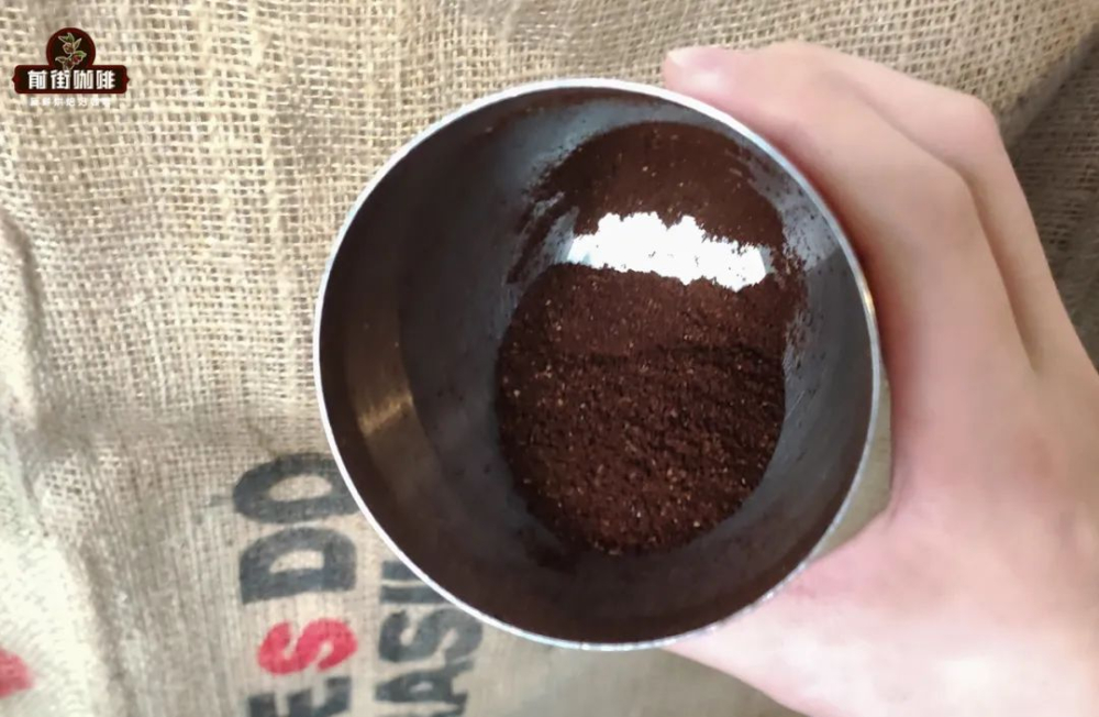 咖啡磨豆機飛粉粘粉怎解？靜電與深烘油脂問題一次破解