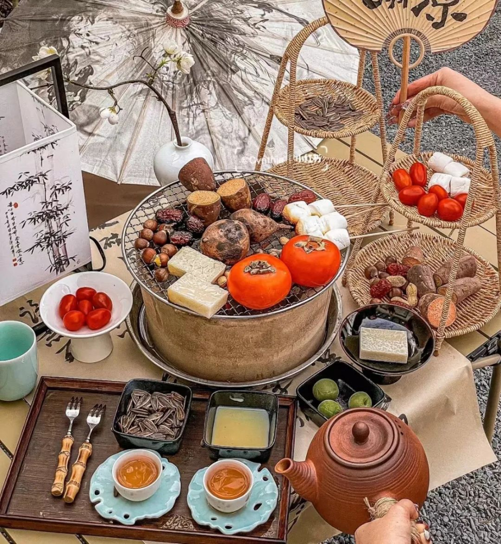 圍爐煮茶風靡冬日：新中式茶館中的社交儀式與茶飲文化新趨勢