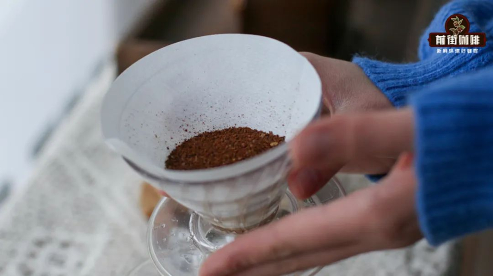 手沖咖啡粉層整理技巧：避免拍打濾杯的科學原因與實戰解析