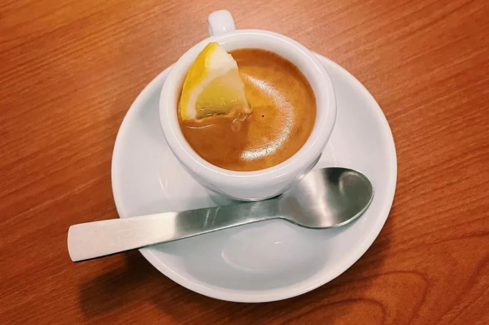 羅馬濃縮咖啡怎麼喝？檸檬配Espresso的起源與風味實測
