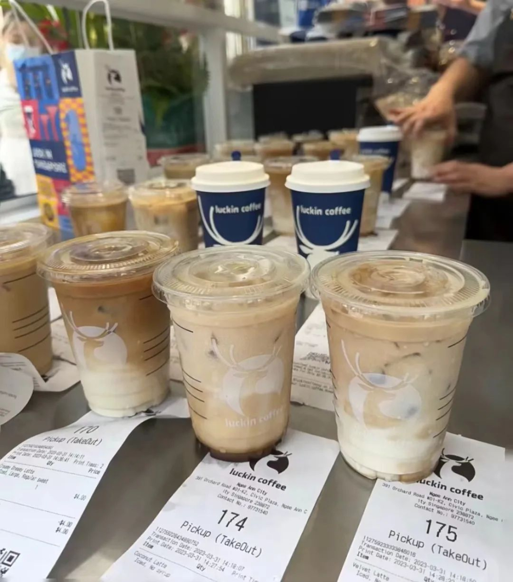 瑞幸新加坡首店價格分析：生椰拿鐵PK星巴克與在地咖啡競爭力