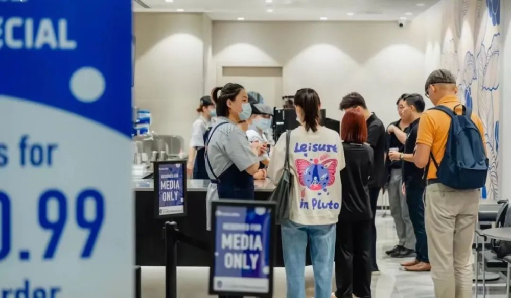瑞幸新加坡首店價格分析：生椰拿鐵PK星巴克與在地咖啡競爭力