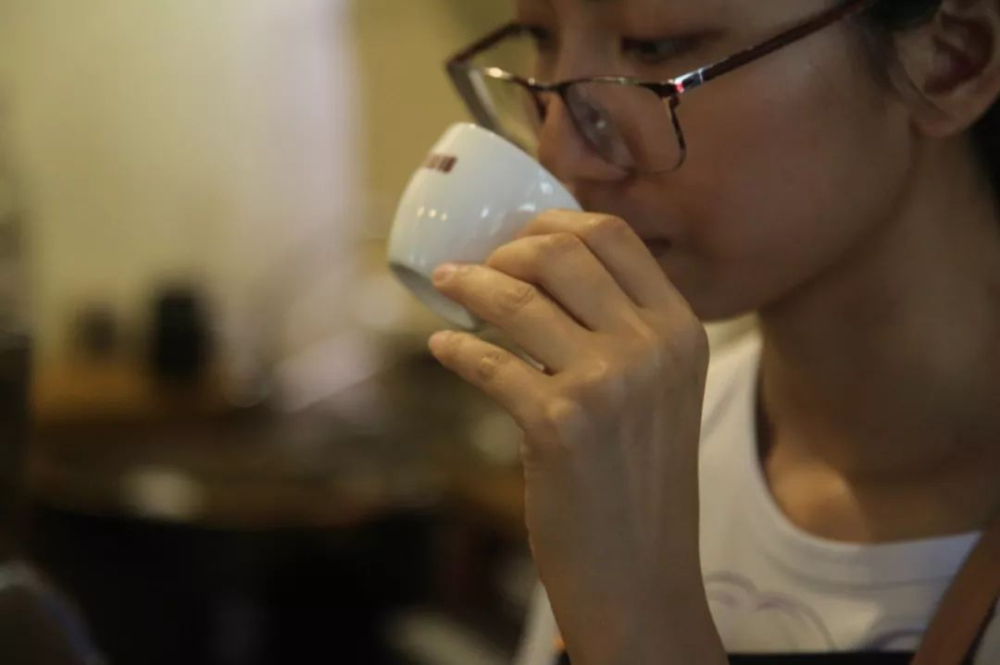為何咖啡聞起來香喝起來淡？揭秘揮發性與感官錯位的真相