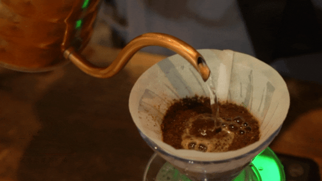 V60手衝咖啡三段式注水法詳解:掌握分段技巧提升風味層次