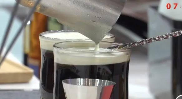 愛爾蘭咖啡製作全攻略：從起源故事到手沖與奶油封頂技巧