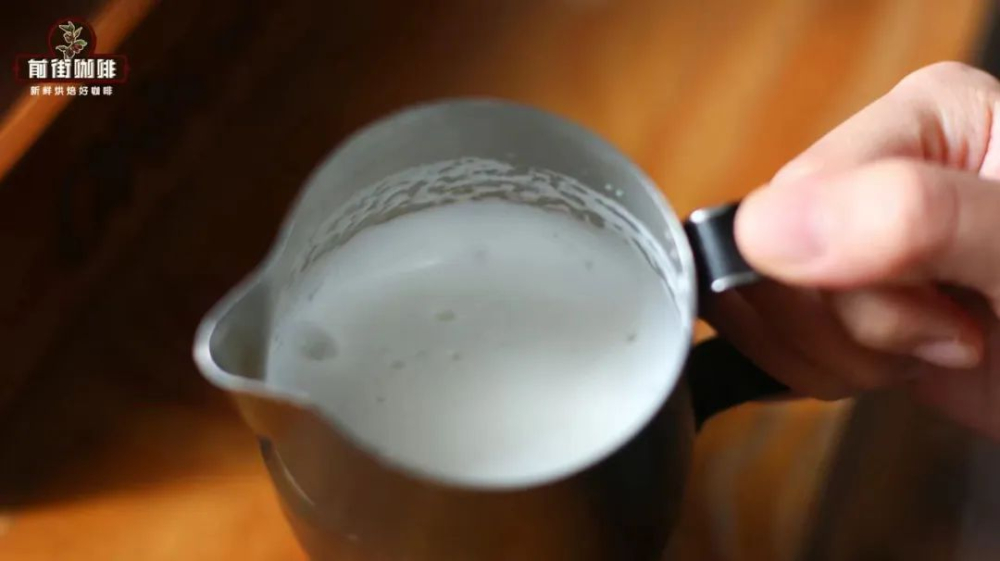 蒸汽弱也能拉出細緻拉花?倒缸技巧改善奶泡質地全解析
