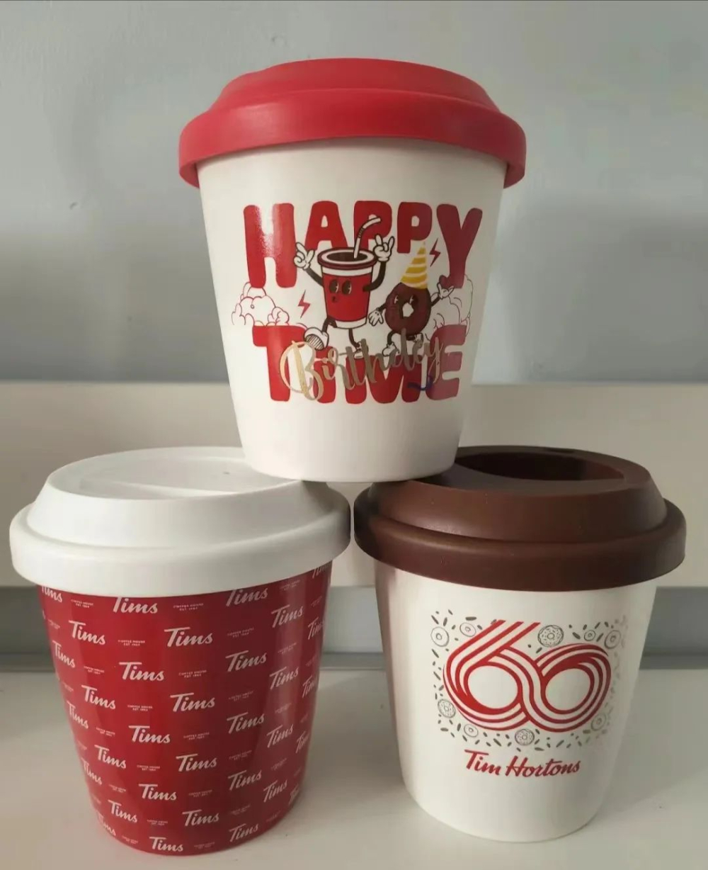 Tims六十週年陶瓷杯爭議:復刻紙杯設計引槽點,硅膠蓋難用實測解析
