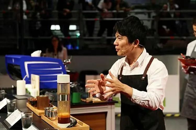 三溫暖手沖法全攻略：分段水溫如何影響咖啡風味？