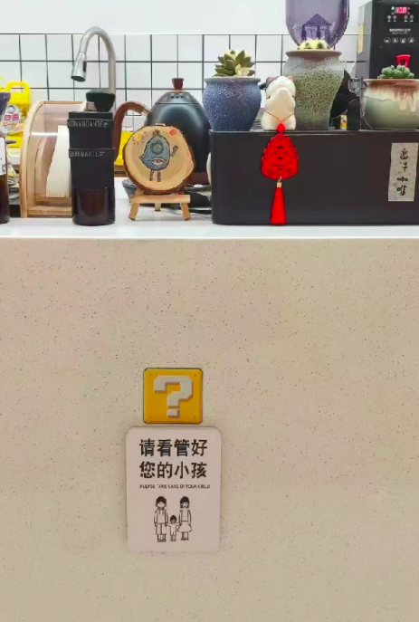 咖啡廳遇吵鬧孩童該怎辦?店主冷處理引投訴,平衡環境與服務的實用建議