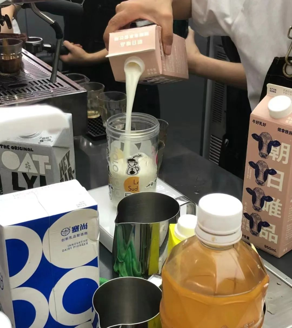 朝日唯品清透乳上市：破解咖啡師澄清牛奶技術瓶頸