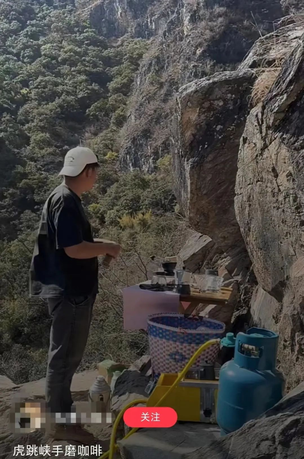 虎跳峽懸崖邊手沖咖啡體驗：28元一杯的安全與環保隱憂
