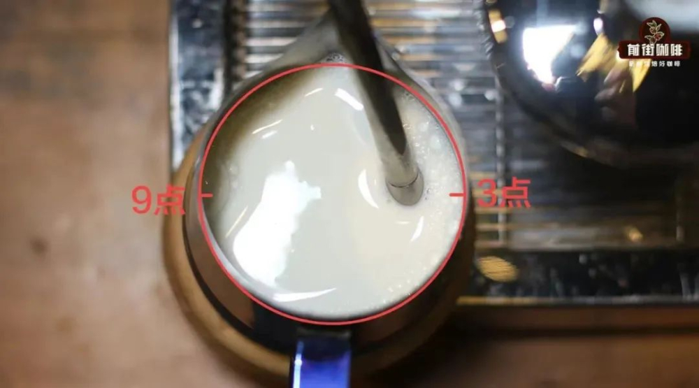 咖啡拉花奶泡總是有氣泡?三階段打發技巧+關鍵細節解析