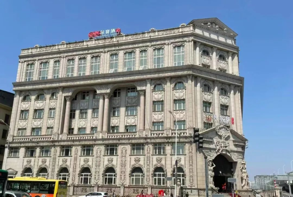 哈藥六廠藍瓶拿鐵違規爭議:口服液混搭咖啡的安全隱患解析