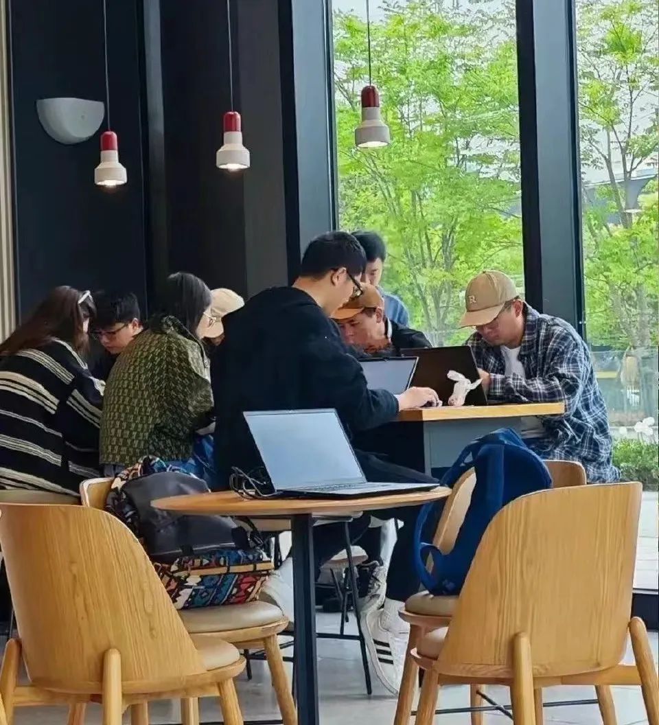 星巴克座位管理變革！第三空間不消費即勸離？咖啡廳使用禮儀解析