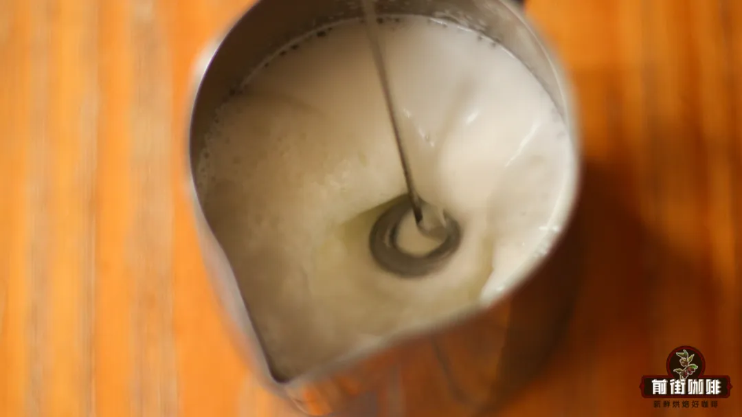 在家也能打奶泡！教你用電動打泡器做出綿密拿鐵與卡布奇諾