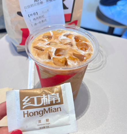 肯德基冰美式糖球停供!黃砂糖包難溶問題與替代方案解析