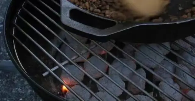 咖啡煙燻風味怎麼來?深烘淺烘差異與炭燒咖啡全解析