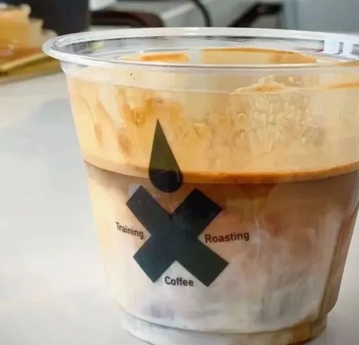 極簡符號Logo盛行！咖啡品牌如何靠黑白標點脫穎而出