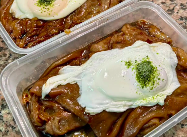 東莞咖啡腸粉爆紅！創意混搭吃法與美拉德風味解析