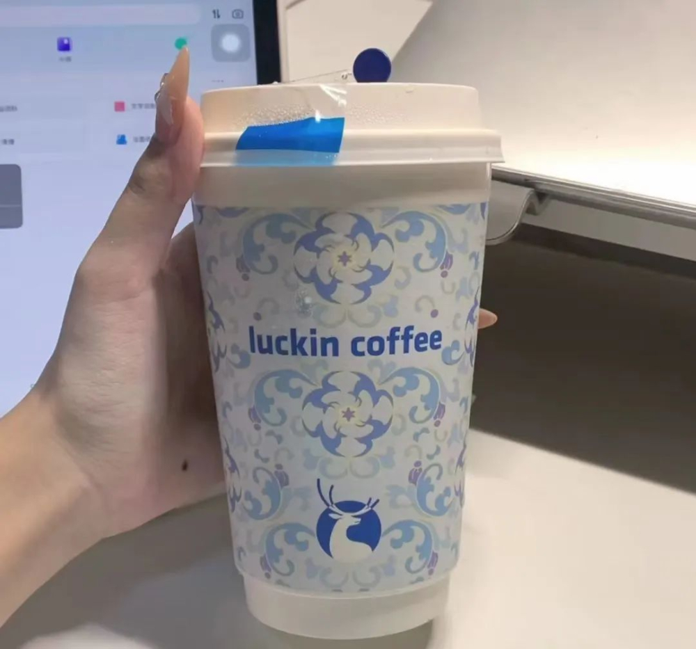 瑞幸輕乳茶杯底白沉澱解析：茶粉調配與雪克搖晃的影響
