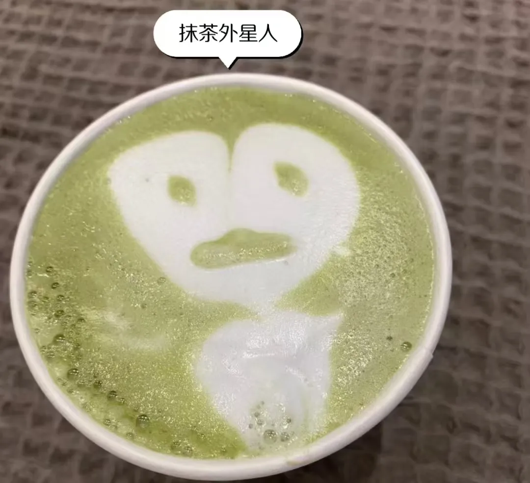 咖啡拉花入門指南:從失敗到精準紋路的實戰技巧