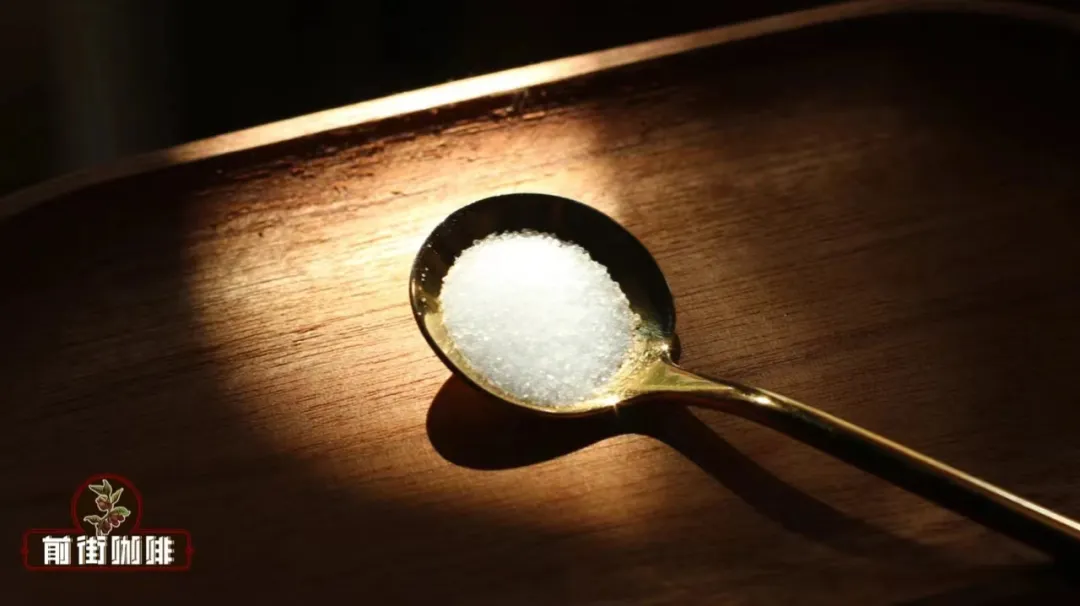 咖啡加鹽增甜的科學原理|改善風味與拿鐵層次的實用技巧