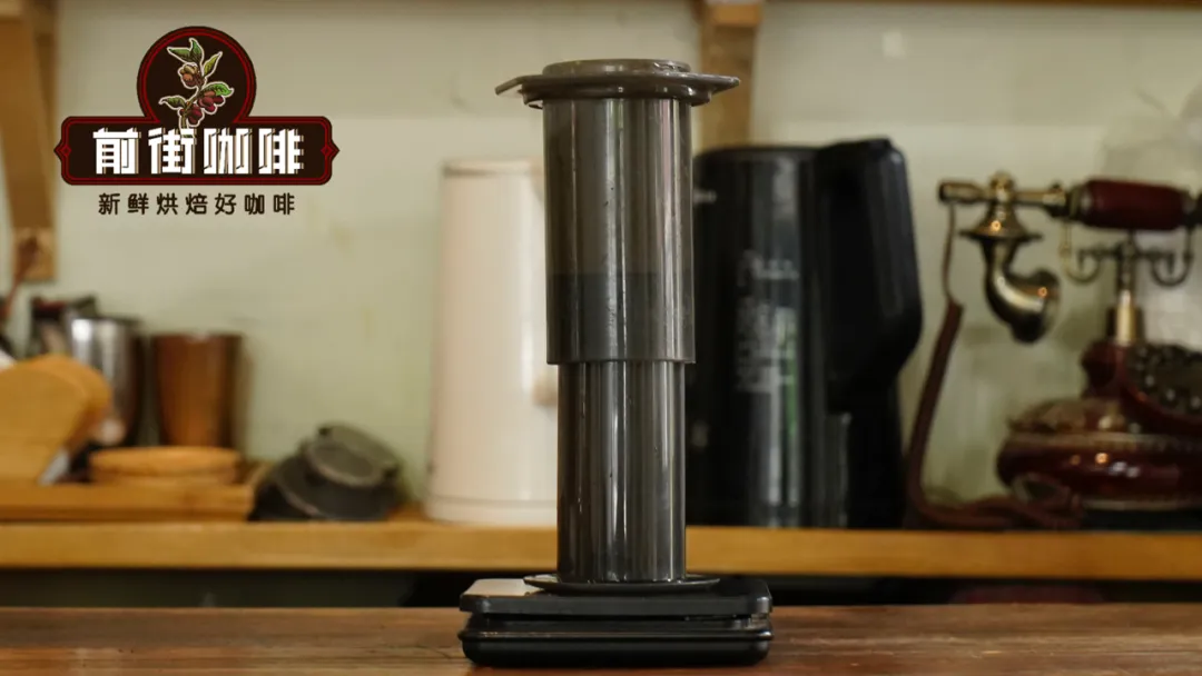 愛樂壓AeroPress咖啡衝煮全攻略：從發明原理到反壓實操與夏日冰咖方案