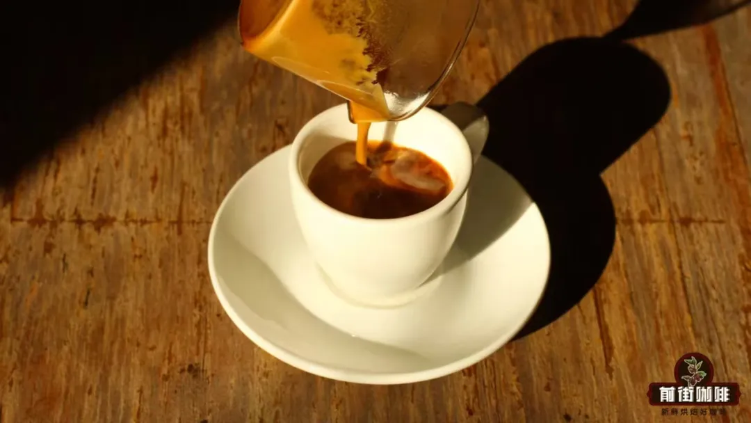 澳白與短笛究竟差在哪？Piccolo Latte的含義及國內咖啡館少見短笛的真實原因