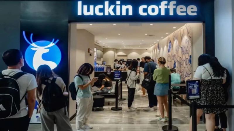 瑞幸新加坡首店價格分析：生椰拿鐵PK星巴克與在地咖啡競爭力