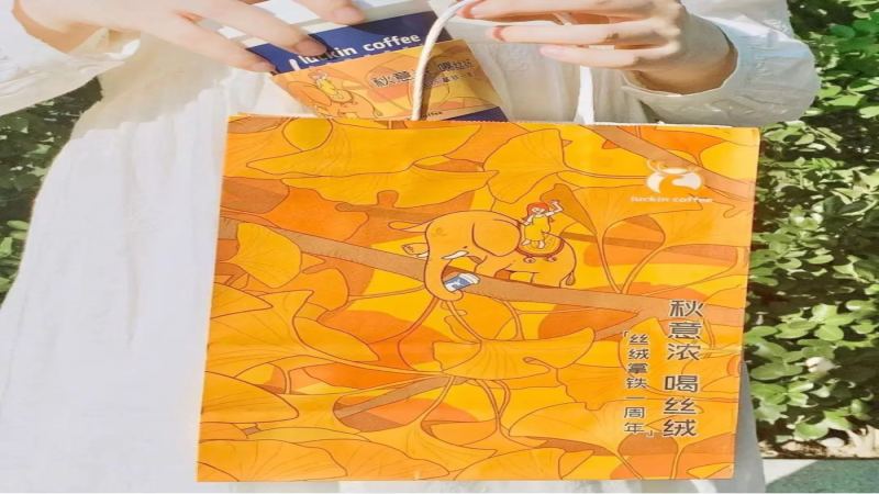 瑞幸咖啡包裝設計為何爆紅？紙袋再利用背後的行銷心法