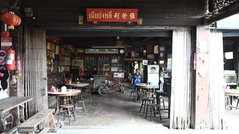 泰國百年咖啡館傳奇：炭焙羅布斯塔與手工滴濾的時光滋味