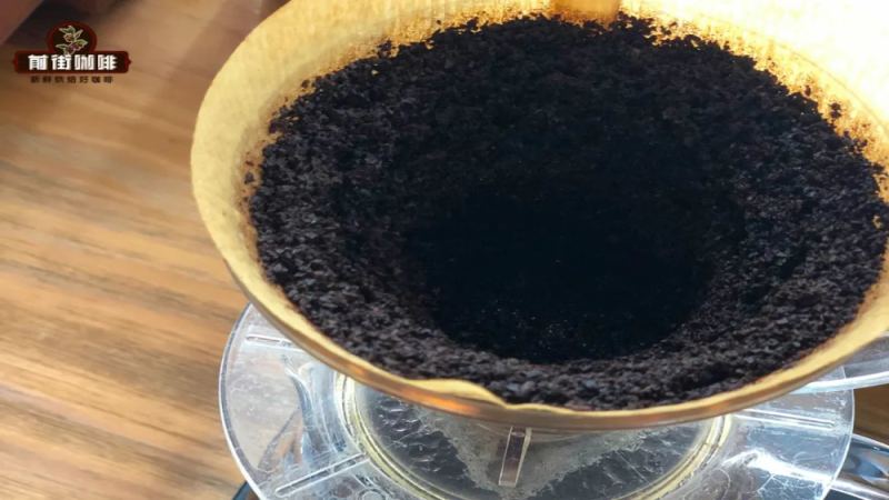 手衝咖啡粉層深坑成因解析：注水手法與烘焙度的影響
