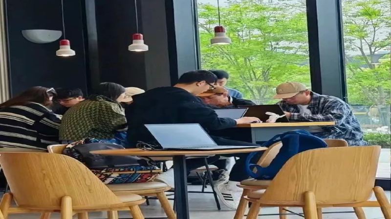 星巴克座位管理變革！第三空間不消費即勸離？咖啡廳使用禮儀解析