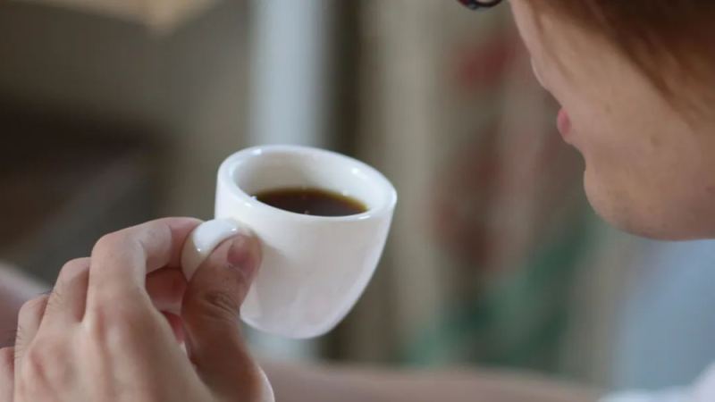 手沖咖啡最佳飲用溫度解析：從熱到涼的風味轉變全攻略