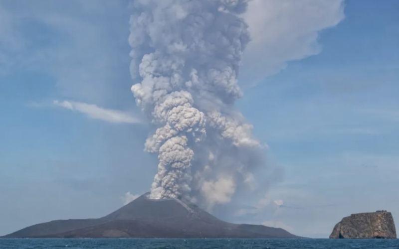 印尼阿納克·喀拉喀託火山大噴發，多座機場被迫關停
