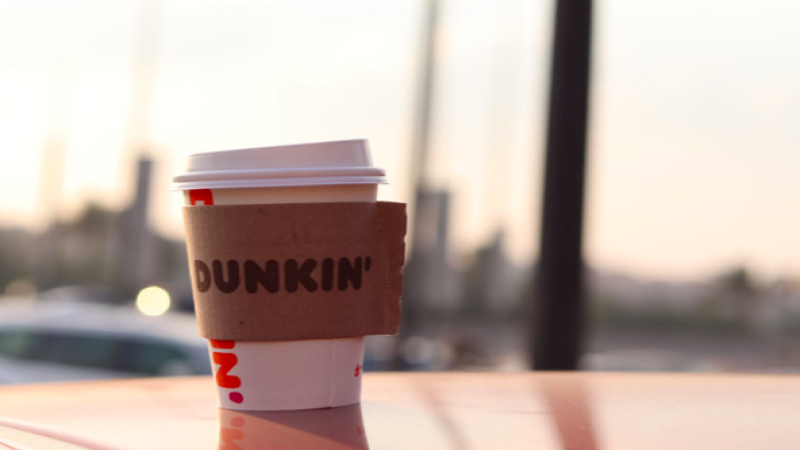 Dunkin非乳製品附加費引訴訟！美國咖啡店植物奶定價爭議解析
