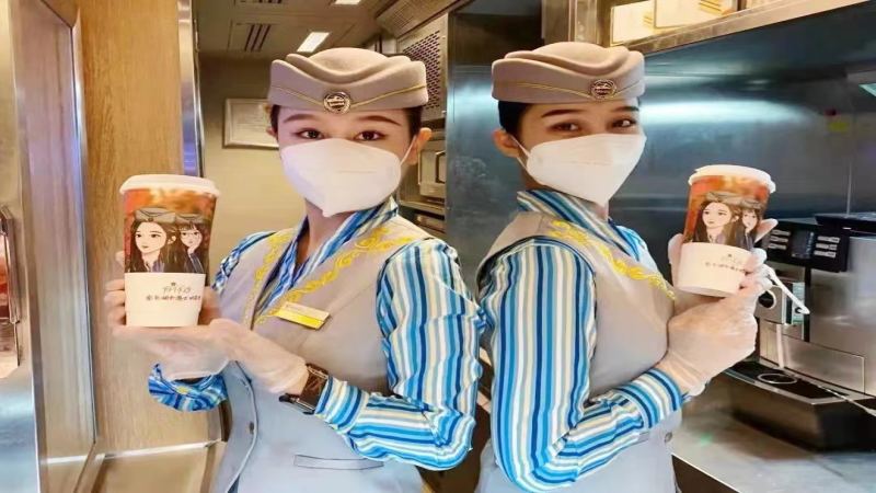 高鐵奶茶「那個女孩」26元一杯掀話題！口味、包裝與定價引發熱議