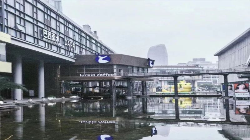 寧波瑞幸旗艦店揭幕！黑金空間藏自動手沖？管理層客串店員趣事