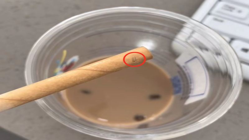 瑞幸咖啡驚現活蛆！消費者喝到半杯發現異物，官方補償引爭議