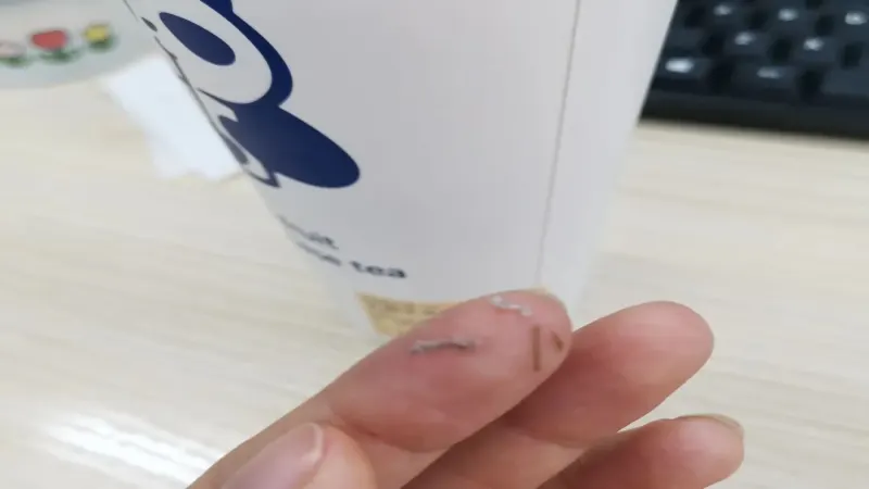 茶百道奶茶中疑現紙屑與樹枝狀物，店家回應系芋泥中所含番薯根須