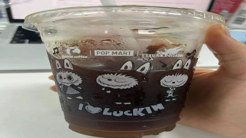 瑞幸新品頻上新卻原料報廢？門店員工揭開兩天倒一盒真相