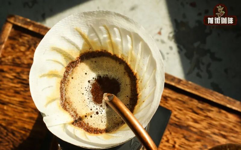 手衝咖啡衝煮方法｜什麼是「巴西果效應」 如何在拍平粉牀時避免對咖啡萃取產生影響
