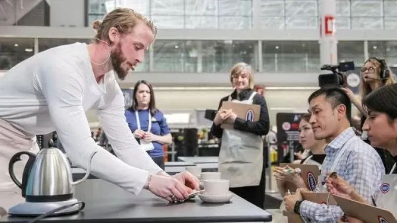 淺烘手沖不悶蒸？Patrik Rolf兩段注水法風味解析
